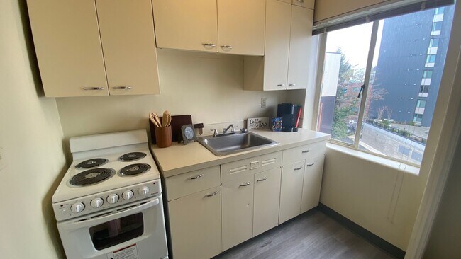 Photo - Eugene Manor Apartments