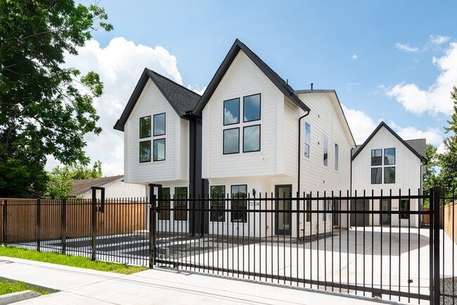 Building Photo - 7210 Weyburn St