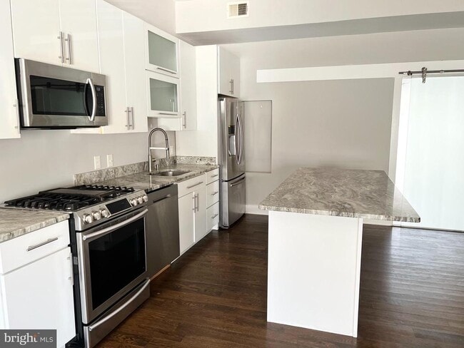 Photo - 1620 E St NE Unit 3