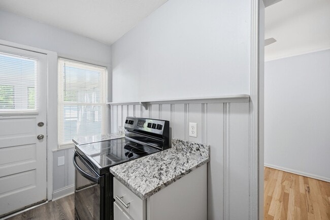 Photo - 253 E 250th St