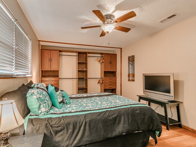 Photo - 1548 Bradley Pl