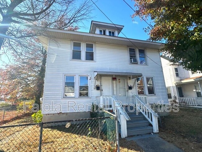 Building Photo - 706 Buck St