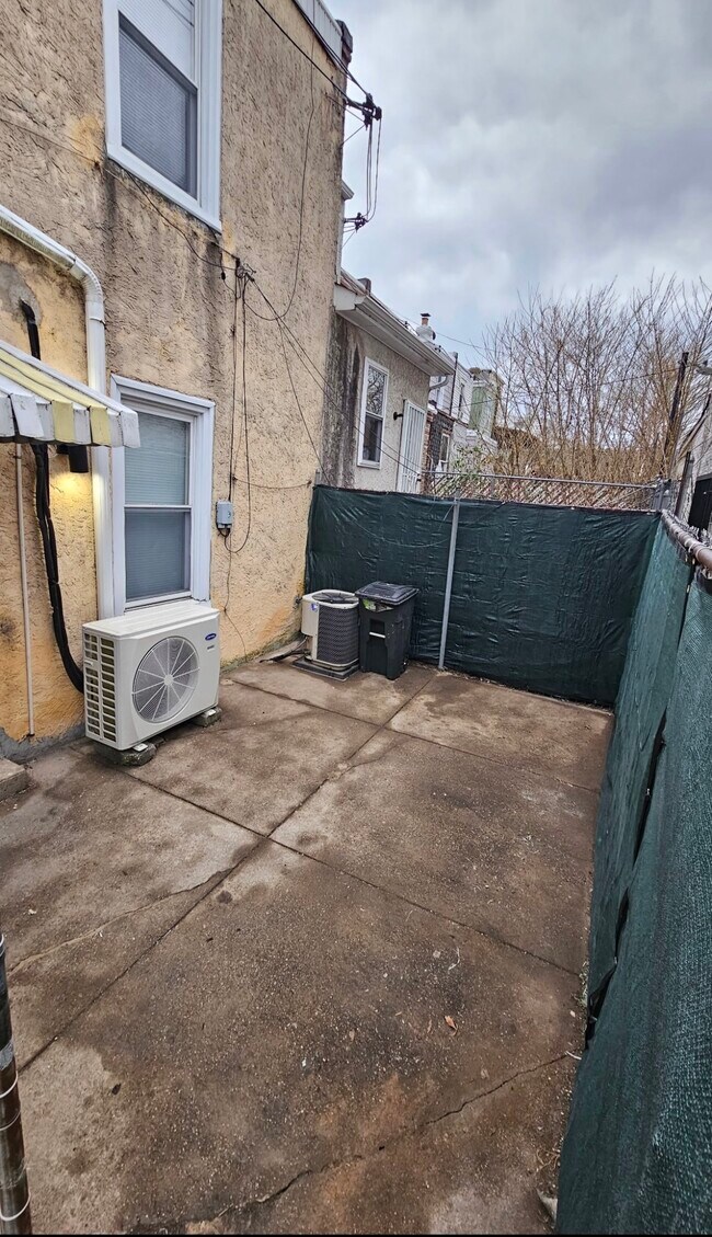 Building Photo - 4670 James St Unit 4670 James st  3