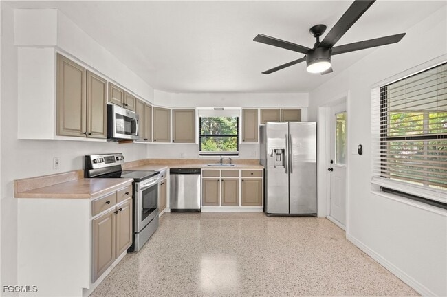 Building Photo - 1221 Turner St