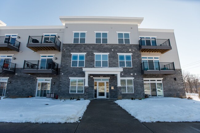 Building Photo - Spacious 1-bedroom, 1.5 bath, 1st floor, w... Unit 30-102 Rental