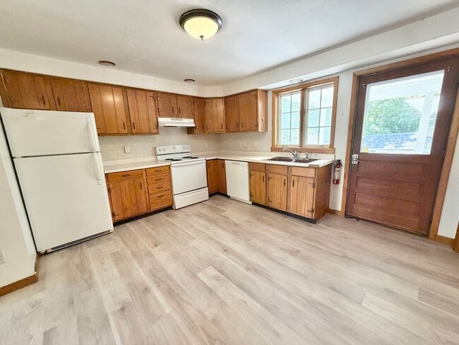Building Photo - 3 Bedroom Apartment Superior South End Location Burlington Available 7/1 Unit 04