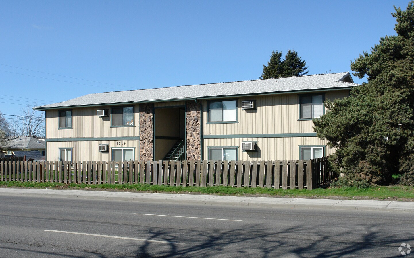 Photo - 1719 N Maple St Apartments