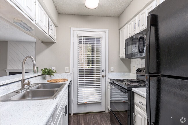 2BR, 2BA - 1048 SF | Lantana - Cocina