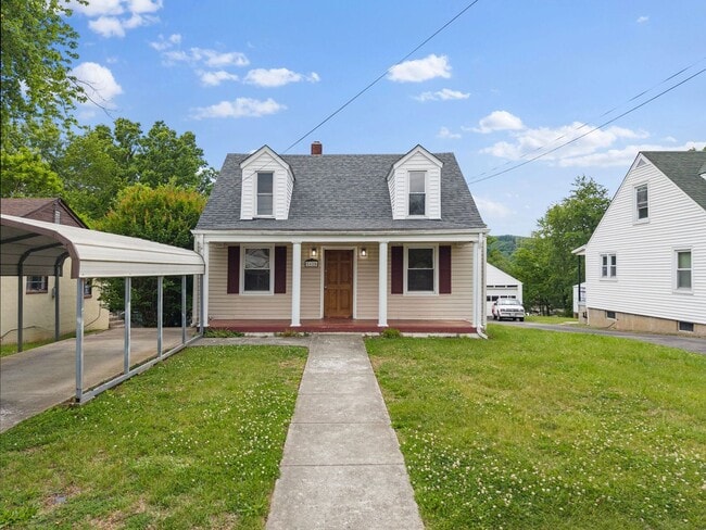 Building Photo - 4 Bedroom/1 Bathroom Home with Fenced Yard Available in SE Roanoke!