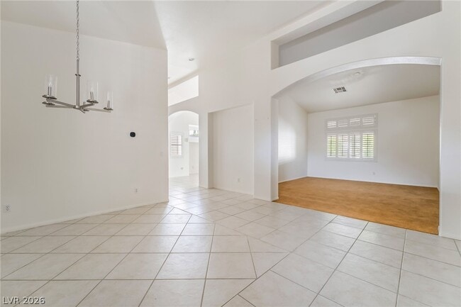 Photo - 275 Full Wine St