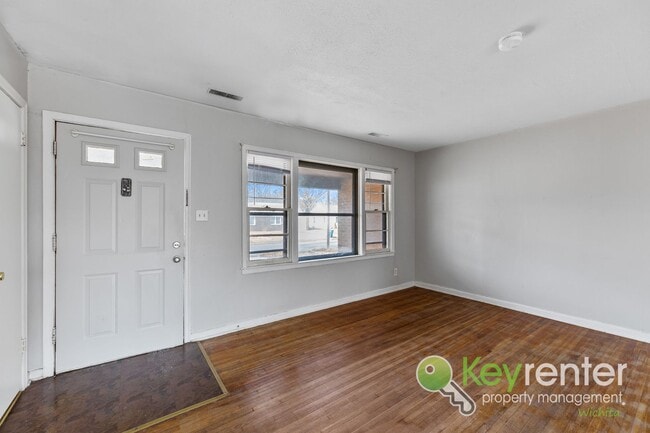 Photo - Cute 3 bedroom house near shopping, restaurants, and WSU