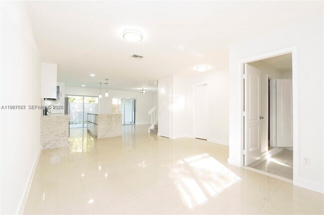 Photo - 6080 W 26th Ct Unidad 101-9