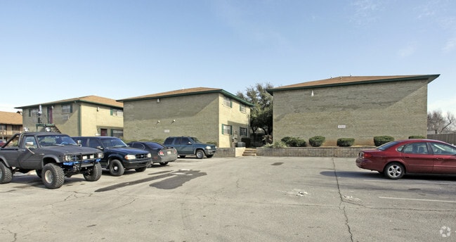 Aaron en el patio - Club One - Aarons Courtyard