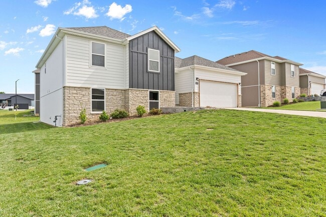 Photo - Beautiful Split Level 5 Bedroom Home - Hills of Olde Savannah