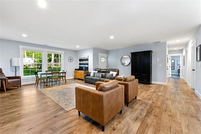 Photo - 1921 Hazelwood Dr SE