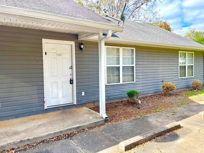 Building Photo - Welcome to this charming 2-bedroom, 1-bath... Rental