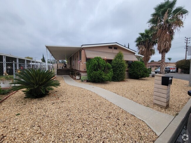 Building Photo - 14968 Vinehill St Rental