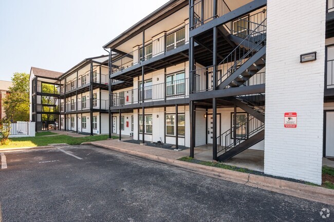Building Photo - Updated North Austin Condo with Modern Fin...
