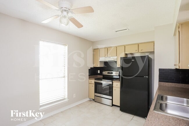 Photo - 908 Wandering Way Dr