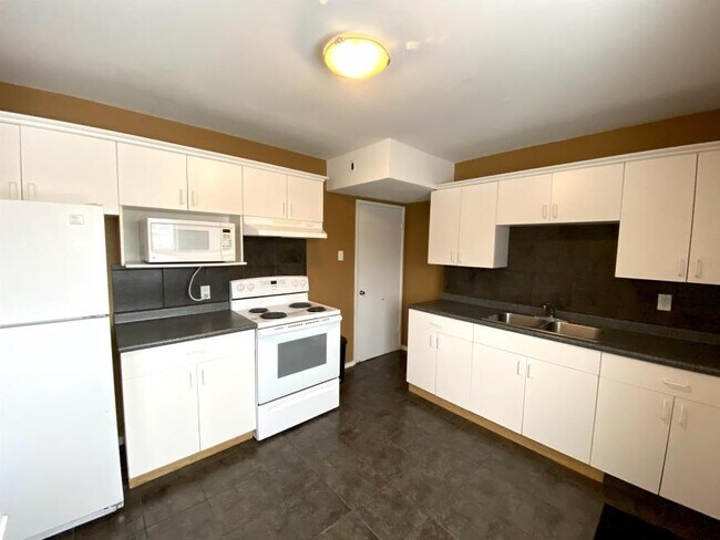 Building Photo - 3 bedroom in Kitimat BC V8C 1W4