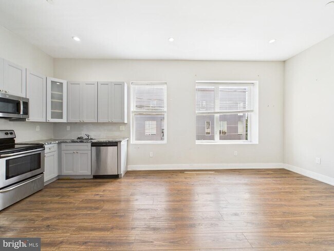 Building Photo - 3100-02 Spring Garden St Unit 2E