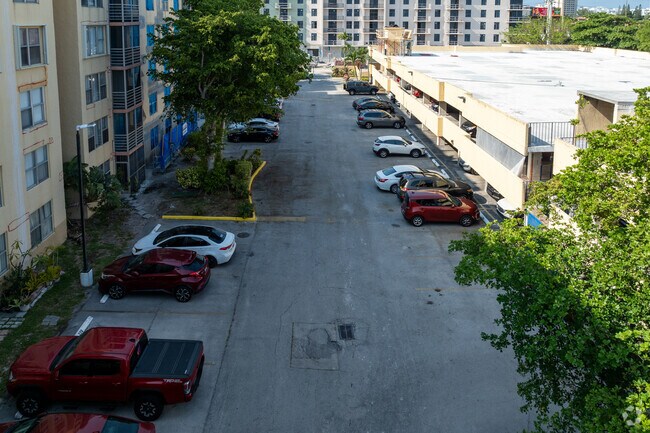 17890 W Dixie Hwy - Greynolds Park Club Condominiums