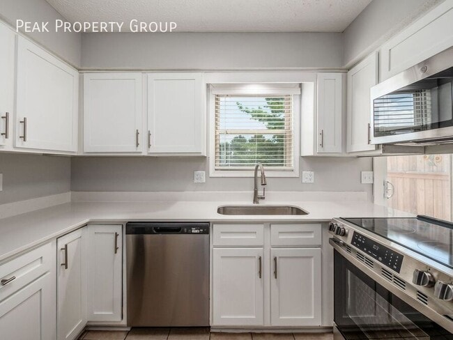 Photo - 2017 Queensgate Ln