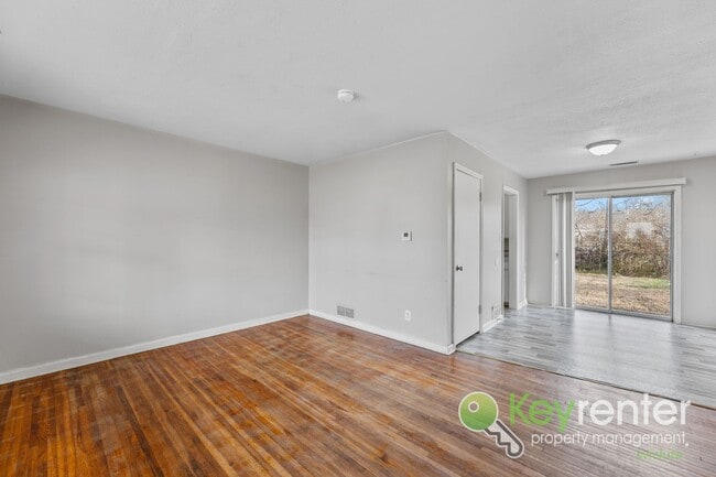 Photo - Cute 3 bedroom house near shopping, restaurants, and WSU