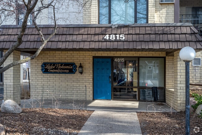 Entrance - Lake Nokomis Condominiums