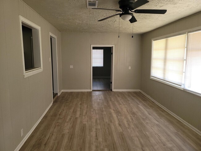 Building Photo - 5934 Ridgeway Dr Rental