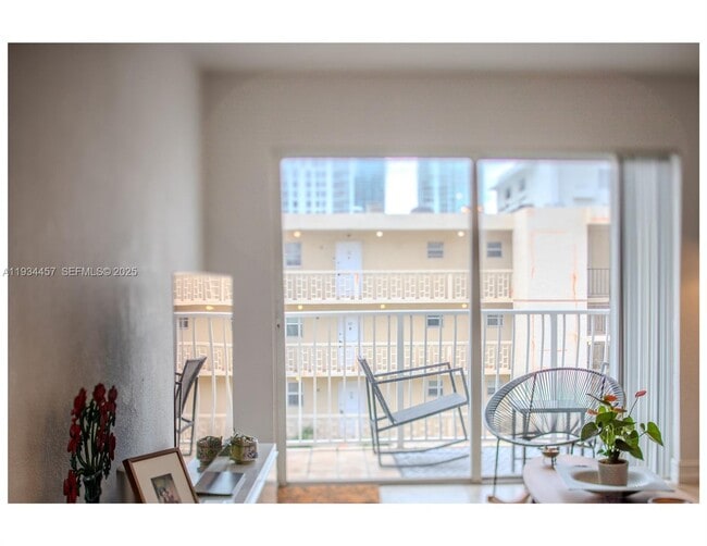 Photo - 677 NE 24th St Unidad 604