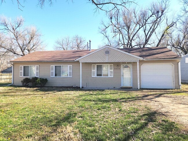 Building Photo - Easy Access to Shopping and Highway!