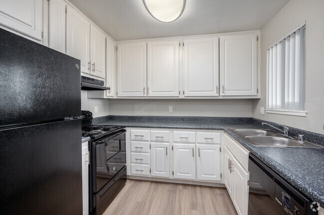 2BR, 1BA - 821SF - Kitchen