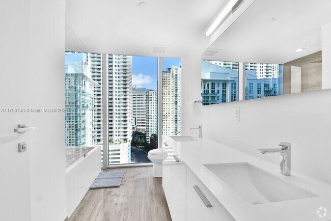 Building Photo - 1300 Brickell Bay Dr Unit 1910 Rental
