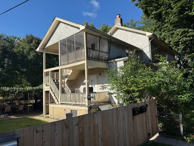 Building Photo - 947 Florence Ave Unit 2 Rental