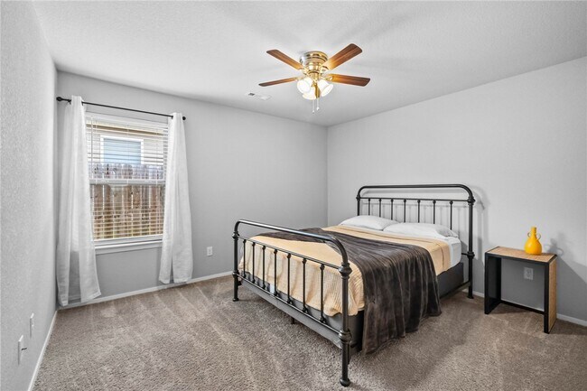 Photo - 927 E Swift Dr