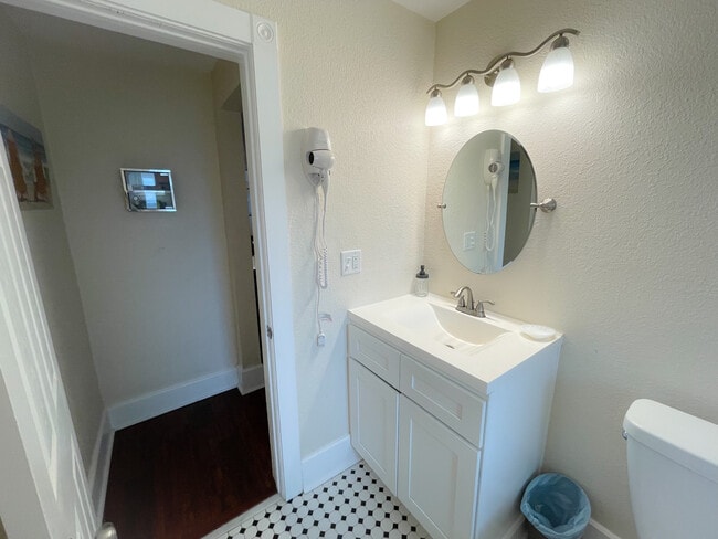 Photo - 1032 Granville Ct N