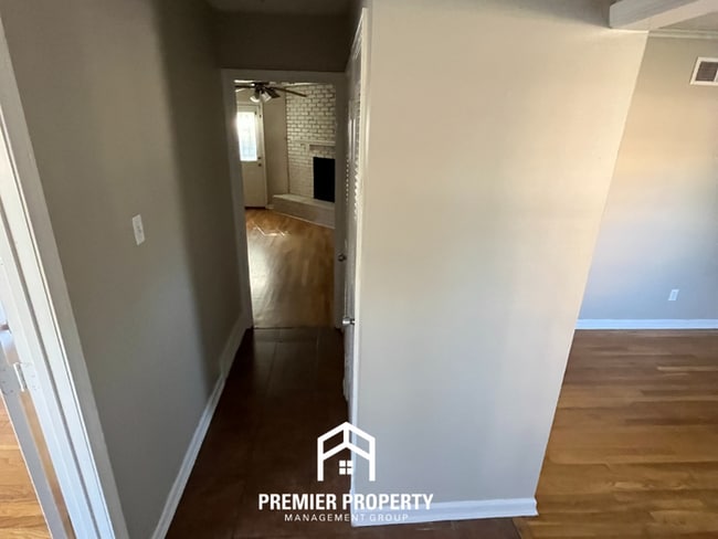 Photo - 1601 Favell Dr