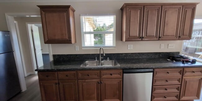 Photo - 890 Poplar St
