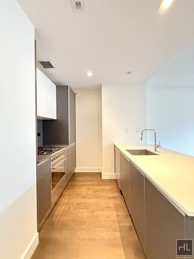 Photo - Large king size 1 bed 1 bath with washer a... Unit 15V