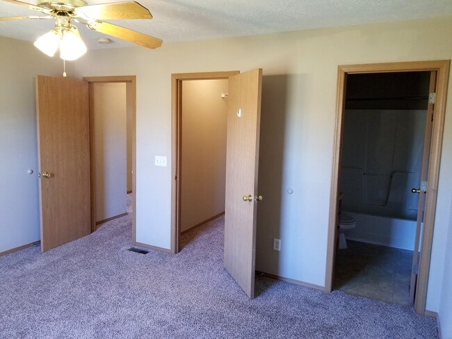 Building Photo - 813 N Pinewood Ave