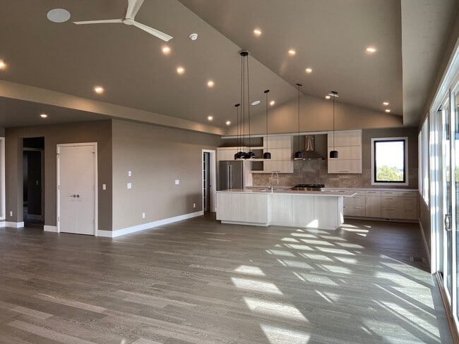 Building Photo - Newer, Modern Construction Home in Tetherow