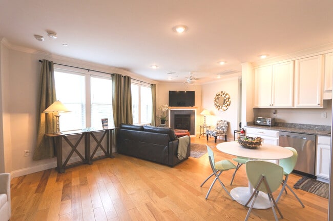 Building Photo - 1008 Tremont St Unit 9