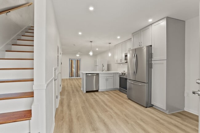 Building Photo - Brand New 2BD/1.5BA Only 1/2 Block Off St Charles Ave Unit 2