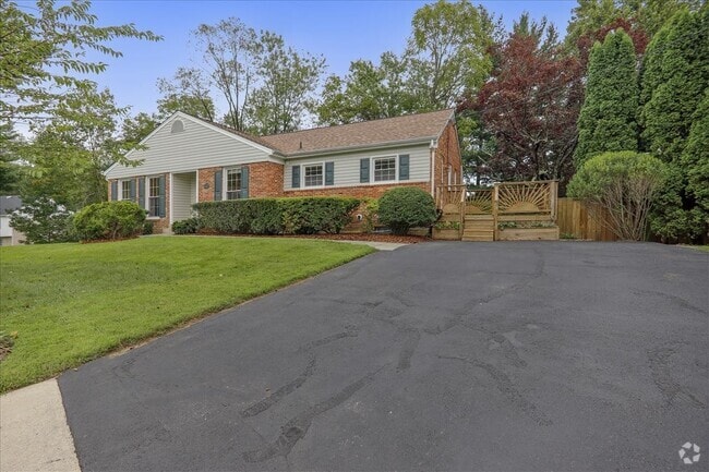 Building Photo - Beautiful 4 BR 3 BA home in quiet neighbor...