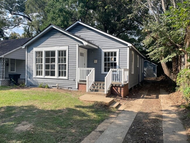 Building Photo - Classic 2 Bedroom Home
