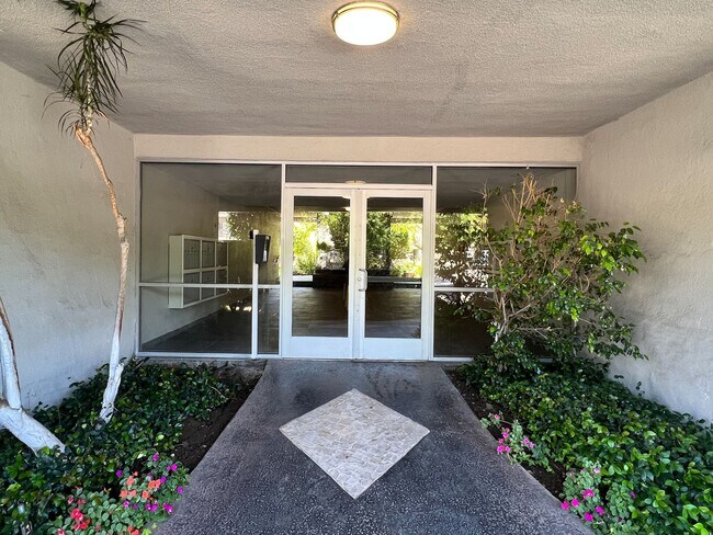 Photo - Encino Voltaire