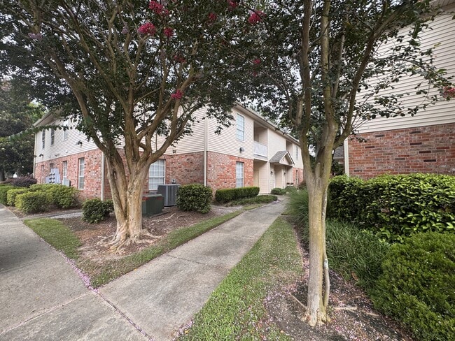 Building Photo - 900 Dean Lee Dr