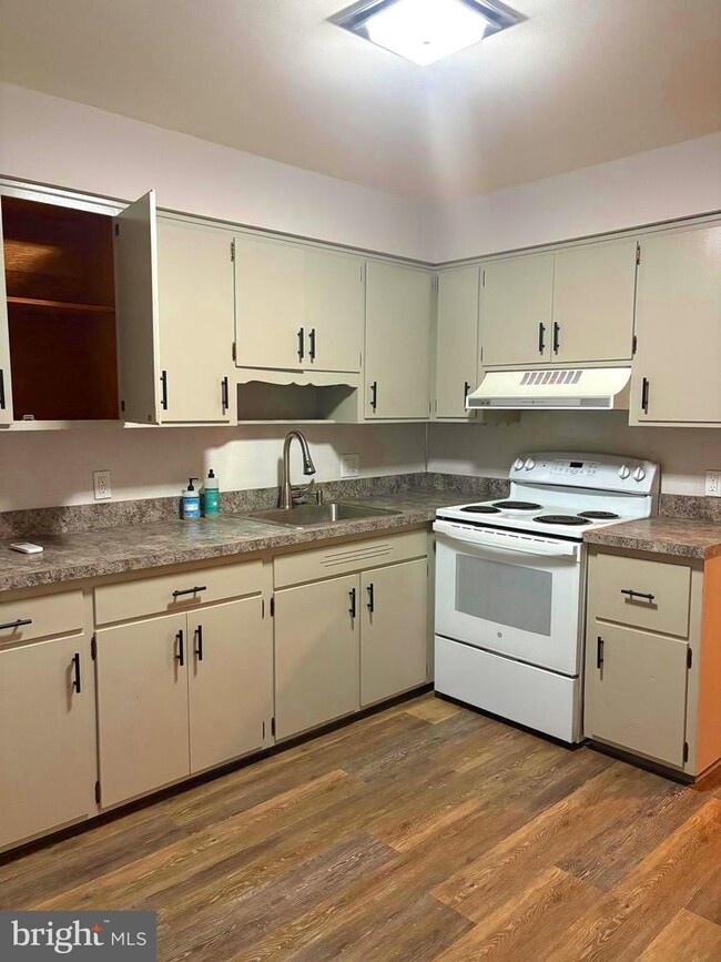 Building Photo - 2 Bridge St Unit 2 Rental