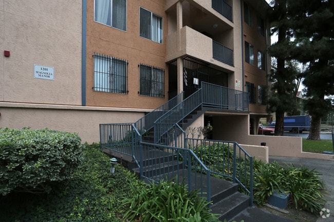1201 Magnolia Ave